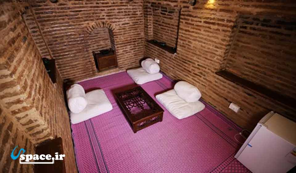 نمای داخل اتاق خوش نشین (کف خواب) هتل کاروانسرای کوه پا - کوهپایه - اصفهان